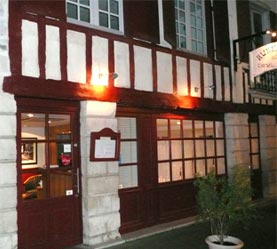 The facade of the restaurant Le Cheval Blanc